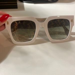 Fendi
Women's White Roma Oversized Sunglasses. Never worn !